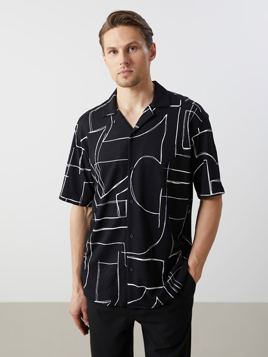 قميص رجالي بأكمام قصيرة وقصة عادية ونقشة-1