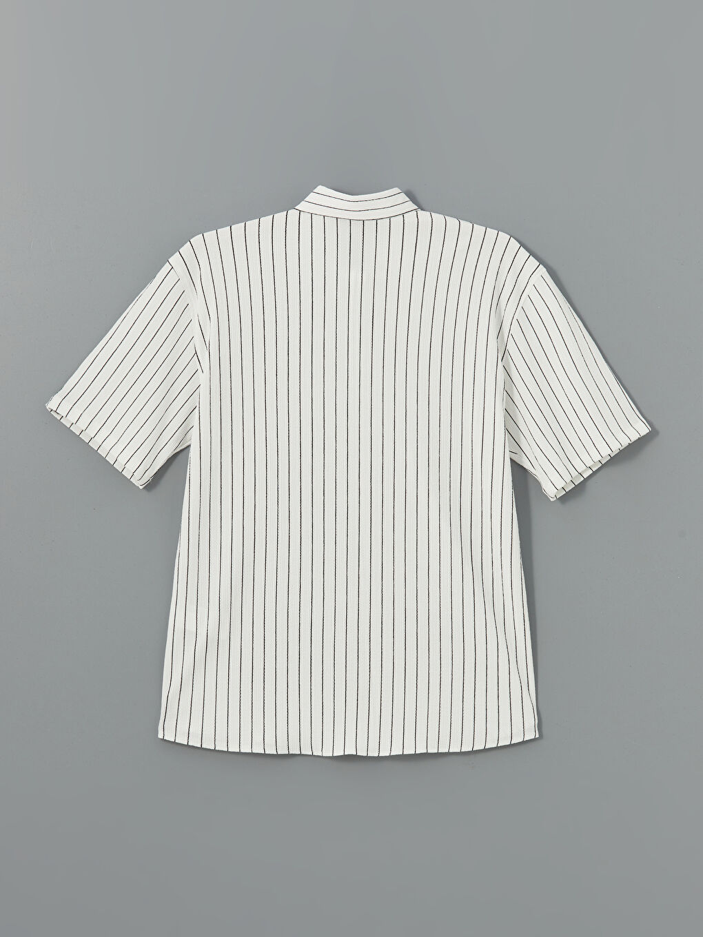 قميص رجالي مخطط بأكمام قصيرة بقصة عادية-4