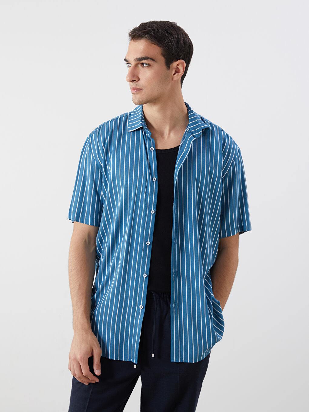 قميص رجالي مخطط بأكمام قصيرة بقصة عادية