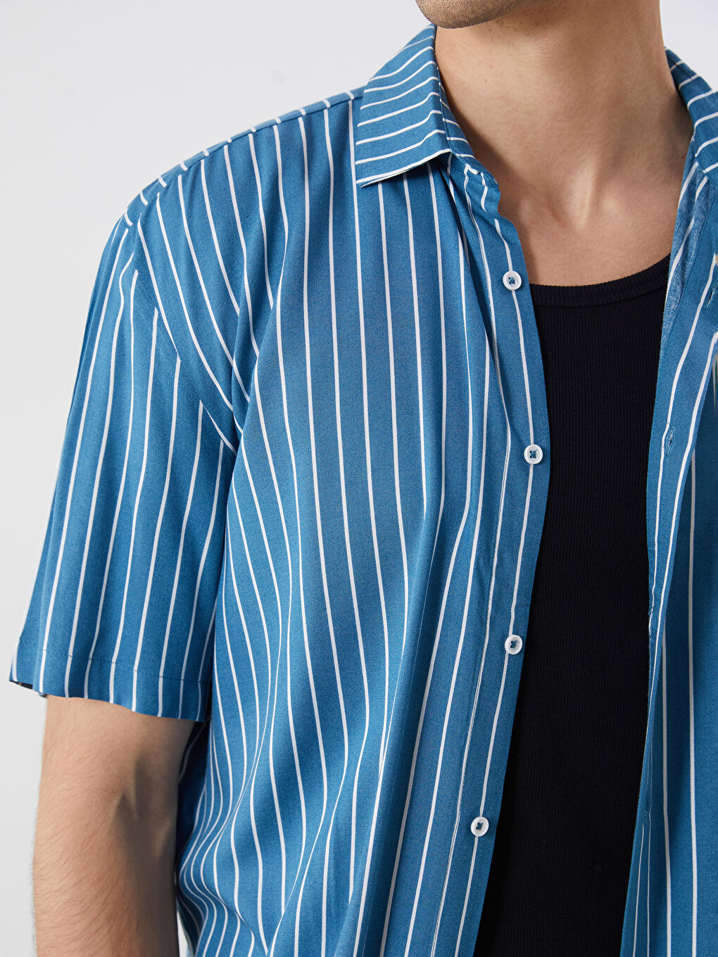 قميص رجالي مخطط بأكمام قصيرة بقصة عادية-2