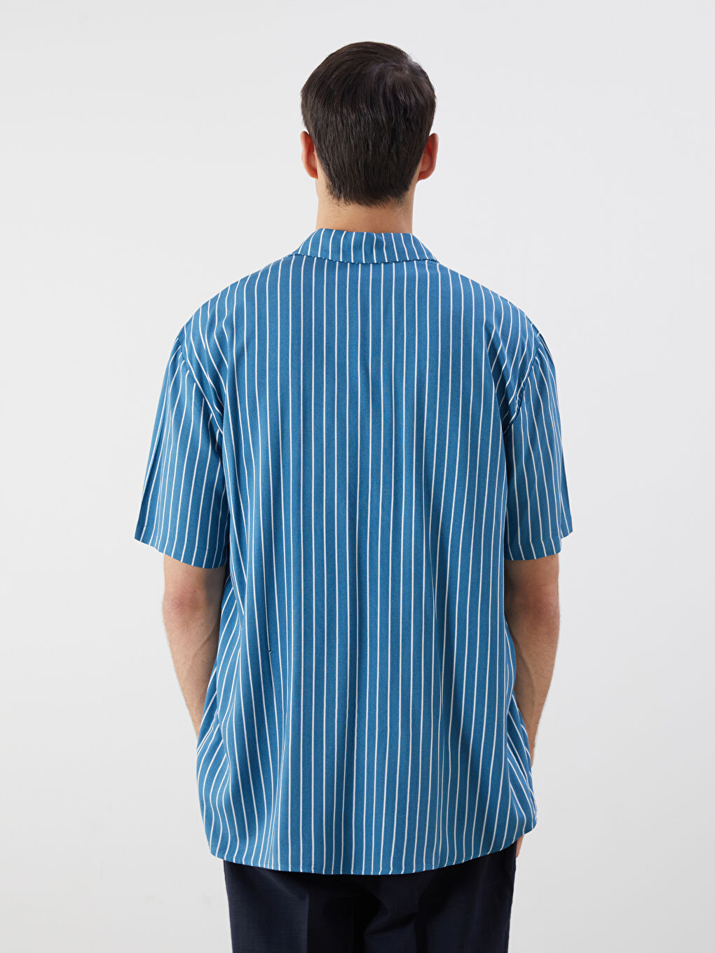 قميص رجالي مخطط بأكمام قصيرة بقصة عادية-3