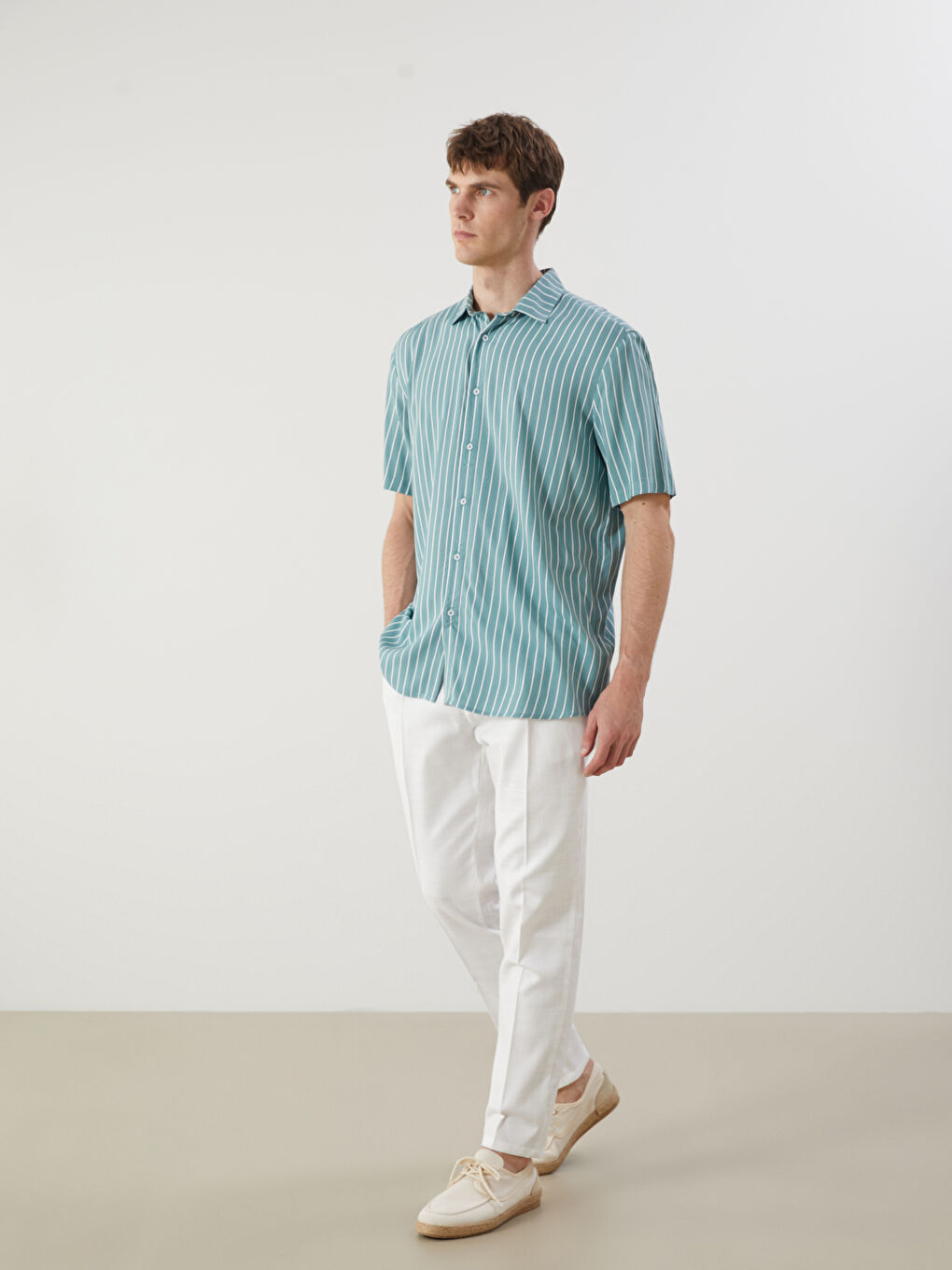 قميص رجالي مخطط بأكمام قصيرة بقصة عادية-2