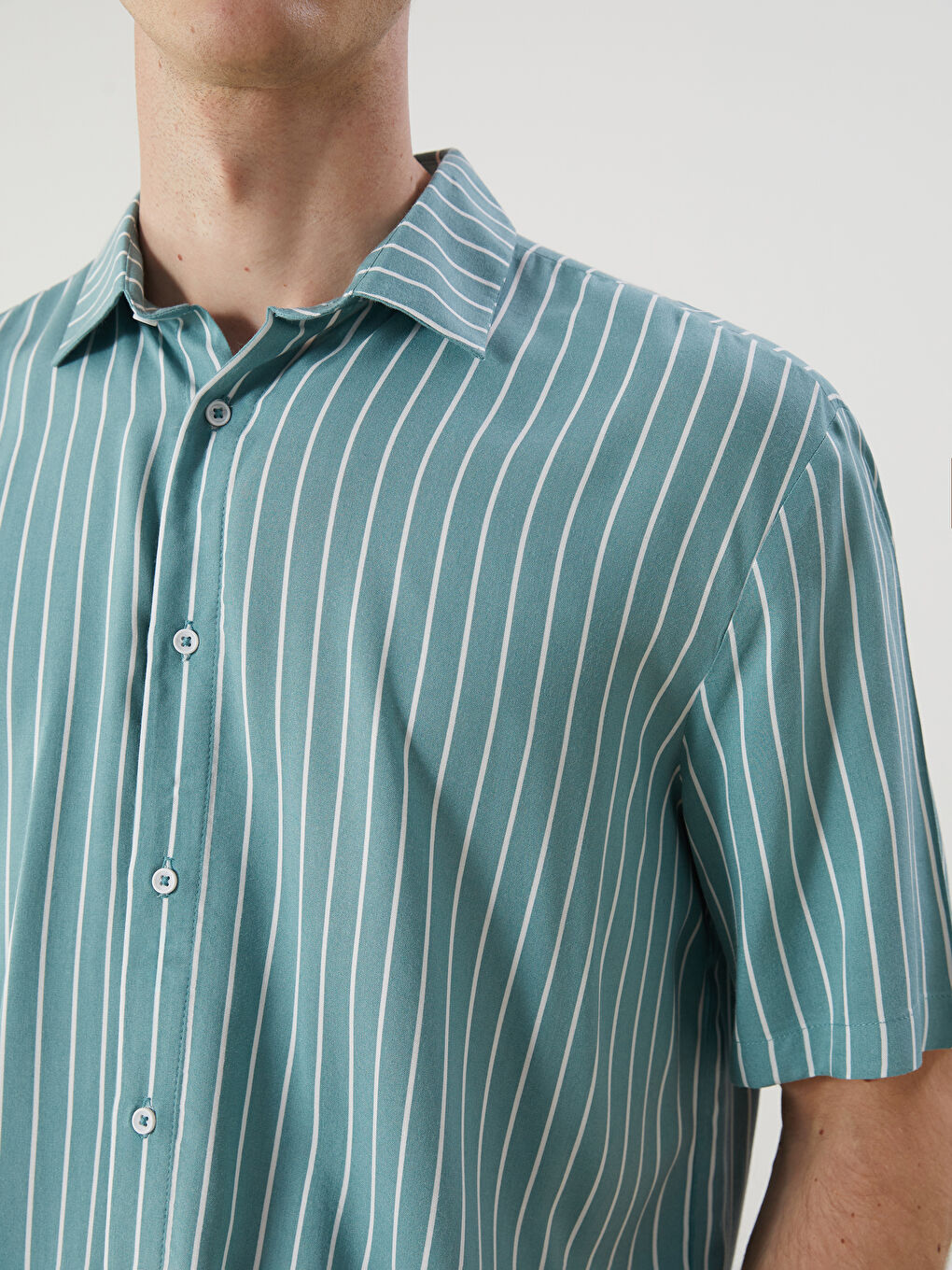 قميص رجالي مخطط بأكمام قصيرة بقصة عادية-4