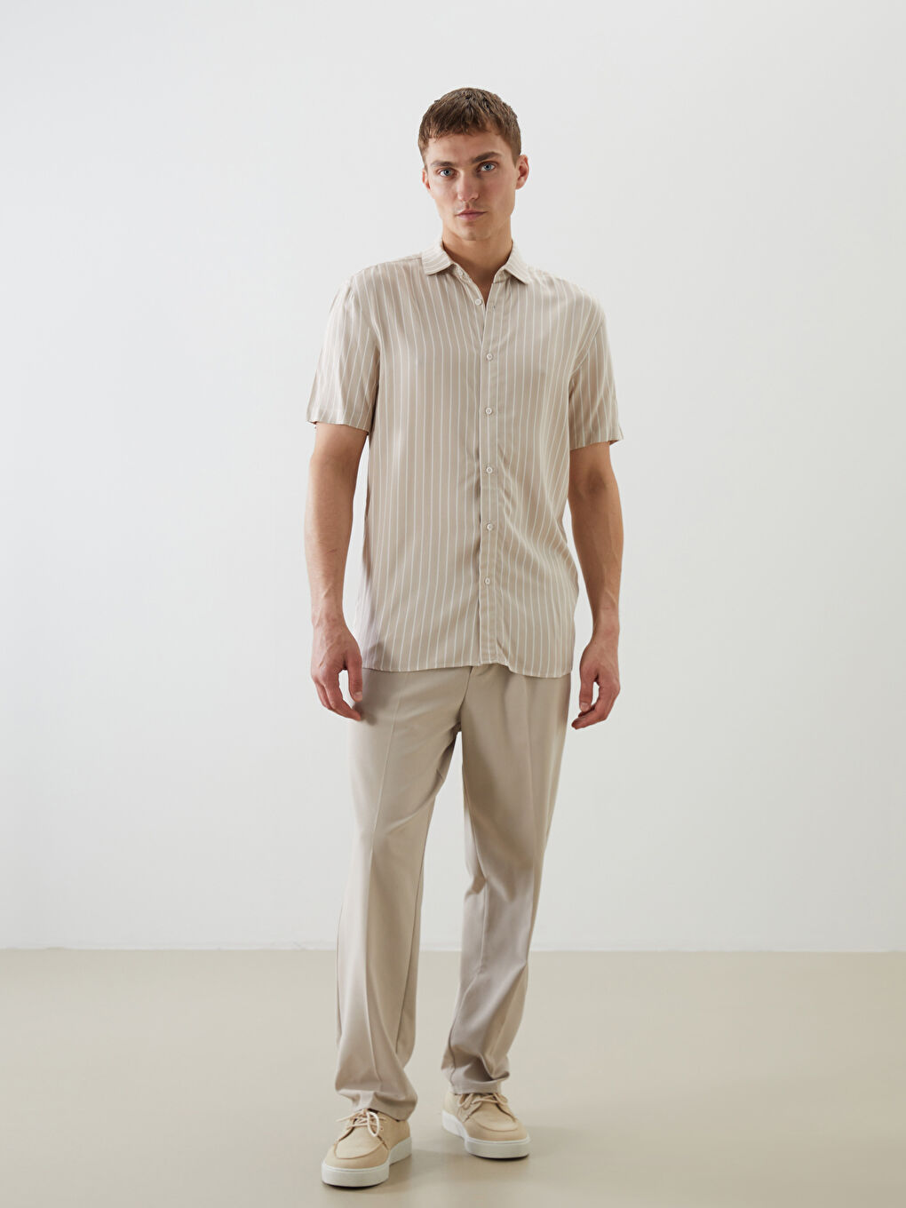 قميص رجالي مخطط بأكمام قصيرة بقصة عادية-2