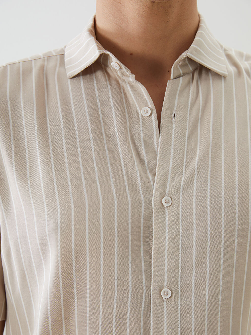 قميص رجالي مخطط بأكمام قصيرة بقصة عادية-4