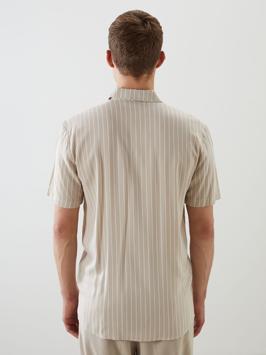 قميص رجالي مخطط بأكمام قصيرة بقصة عادية-6