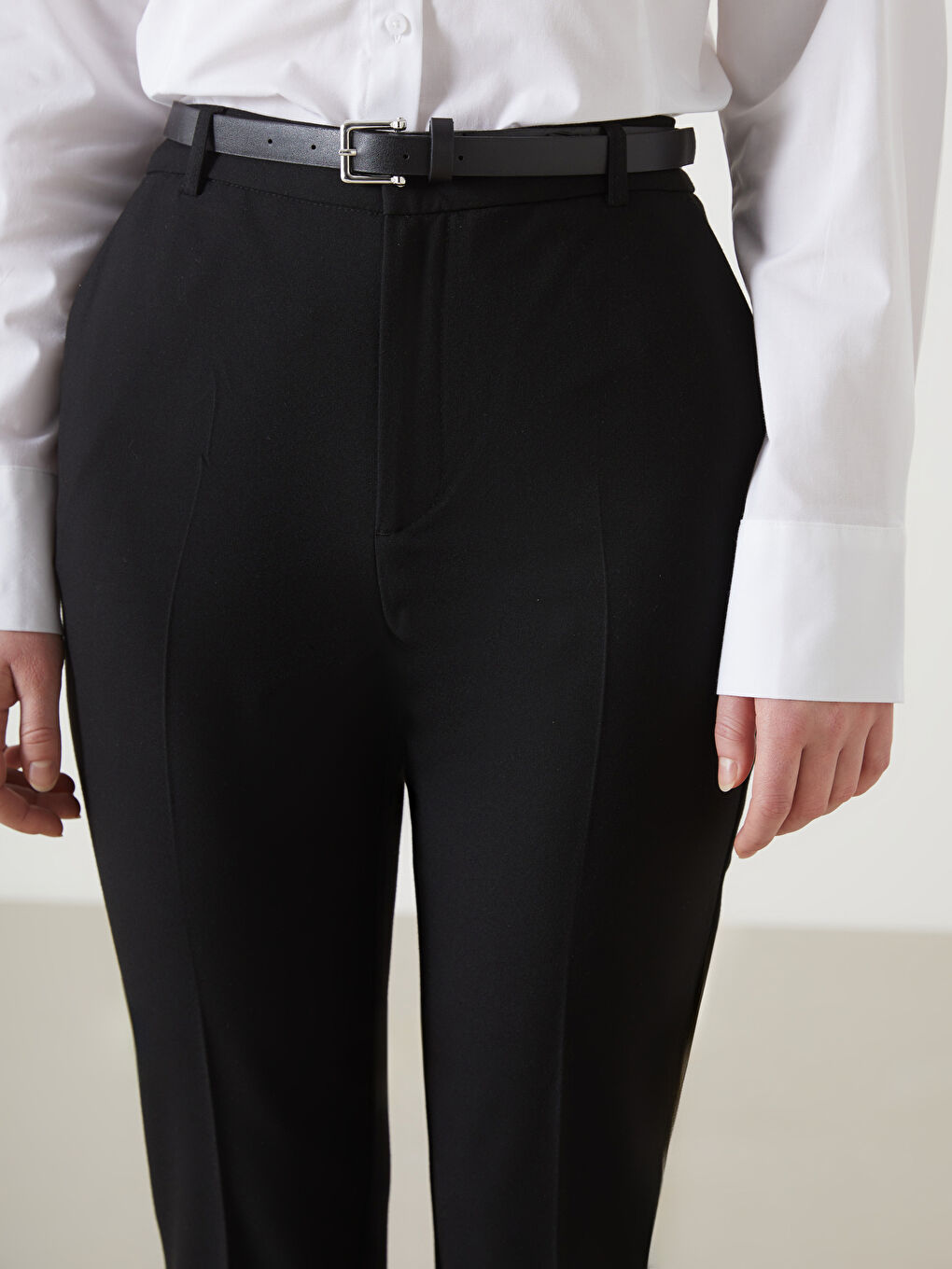 Siyah Beli Kemerli Havuç Kesim Kadın Pantolon-2