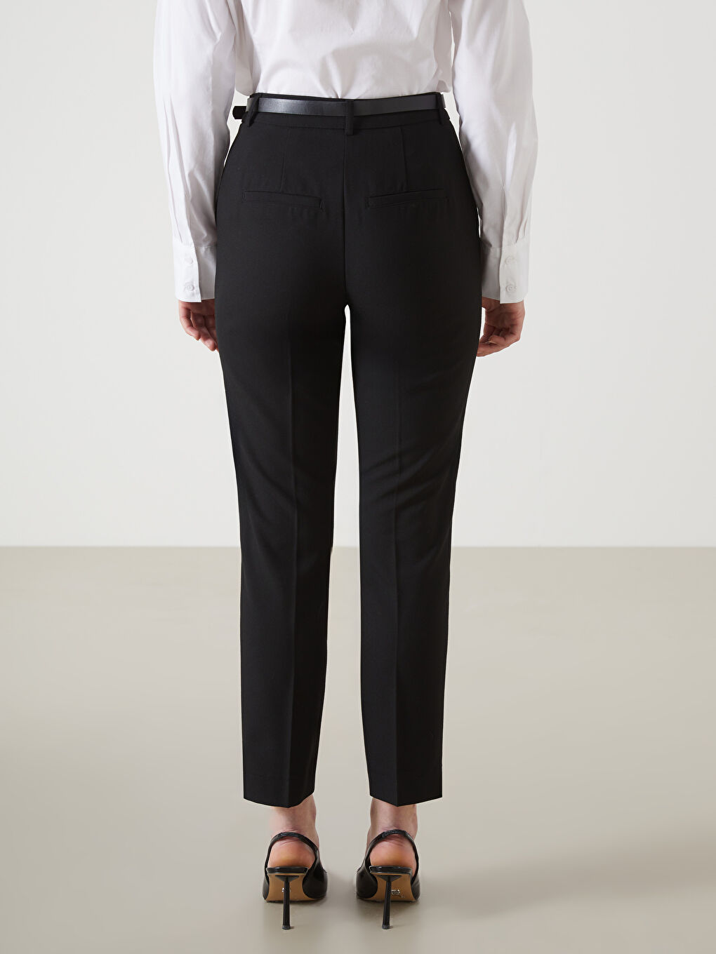 Siyah Beli Kemerli Havuç Kesim Kadın Pantolon-3