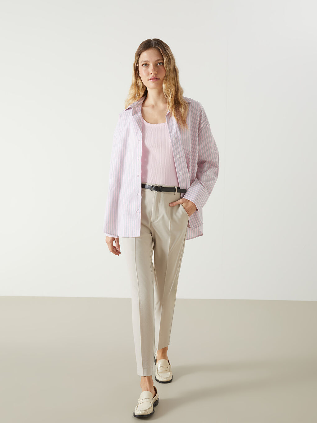 Bej Beli Kemerli Havuç Kesim Kadın Pantolon