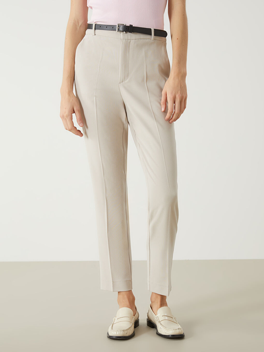 Bej Beli Kemerli Havuç Kesim Kadın Pantolon-1