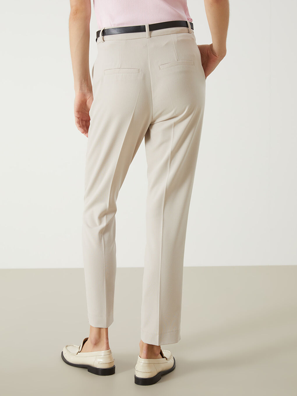 Bej Beli Kemerli Havuç Kesim Kadın Pantolon-3