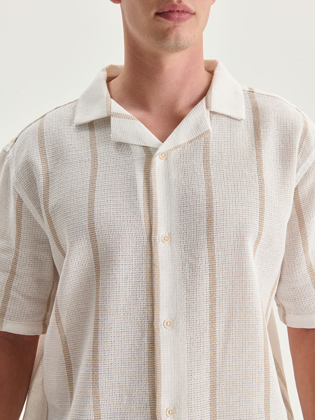 قميص رجالي مخطط بأكمام قصيرة وياقة ريزورت وقصة مريحة-2