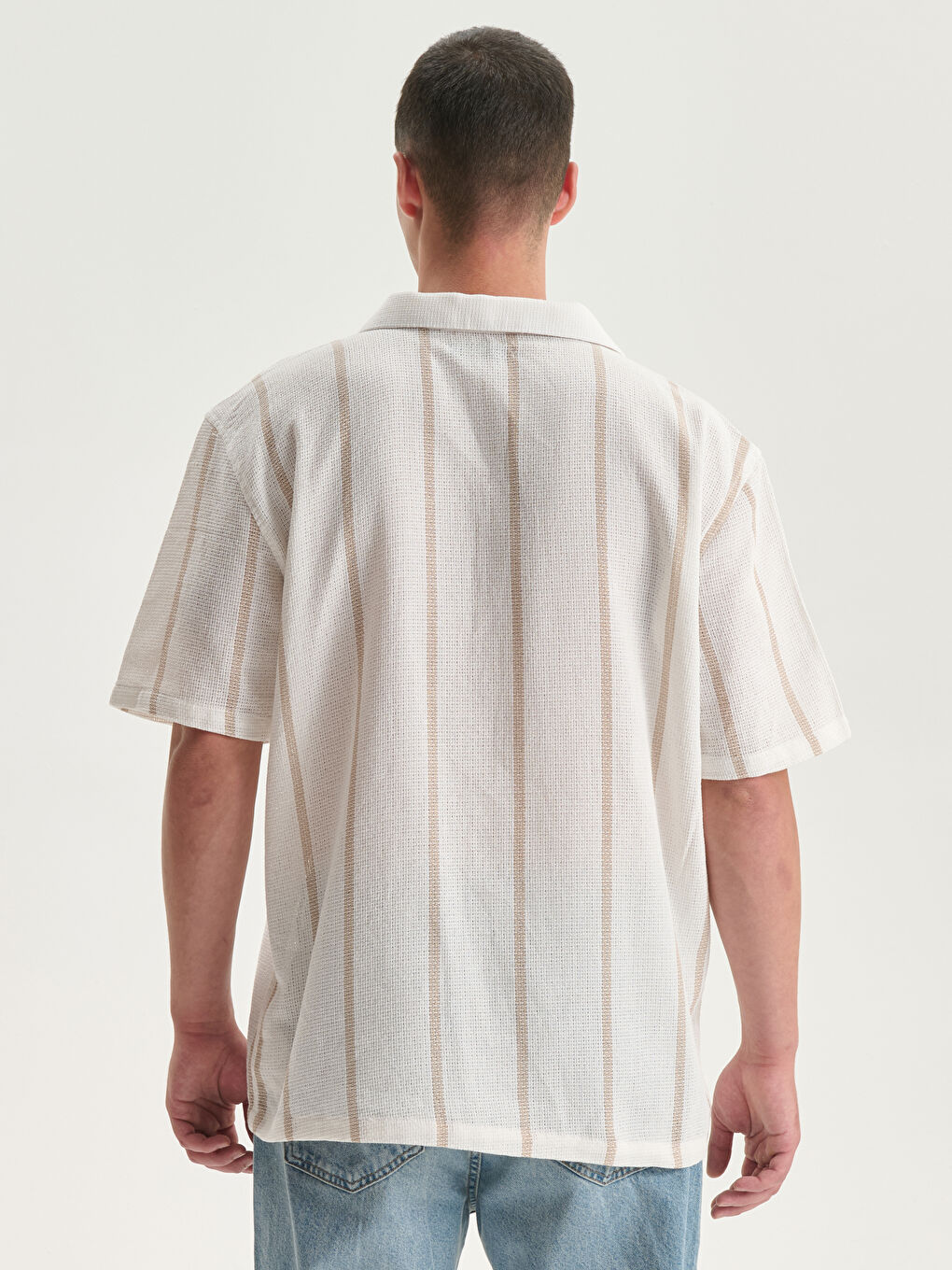 قميص رجالي مخطط بأكمام قصيرة وياقة ريزورت وقصة مريحة-3