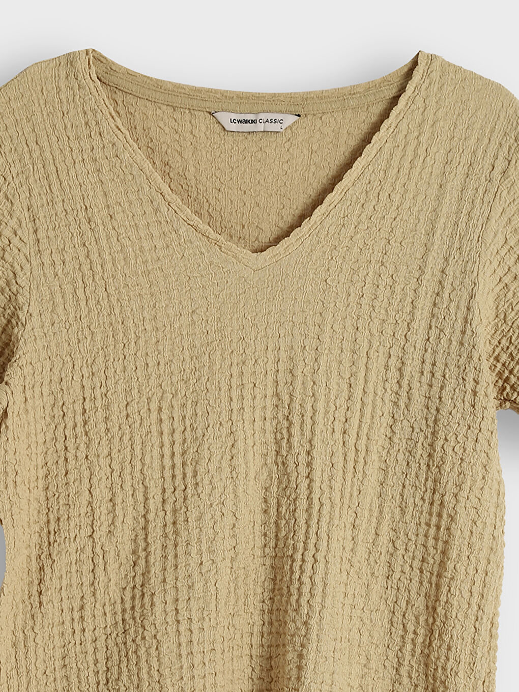 تيشيرت للسيدات بياقة على شكل حرف V ومزخرف-2