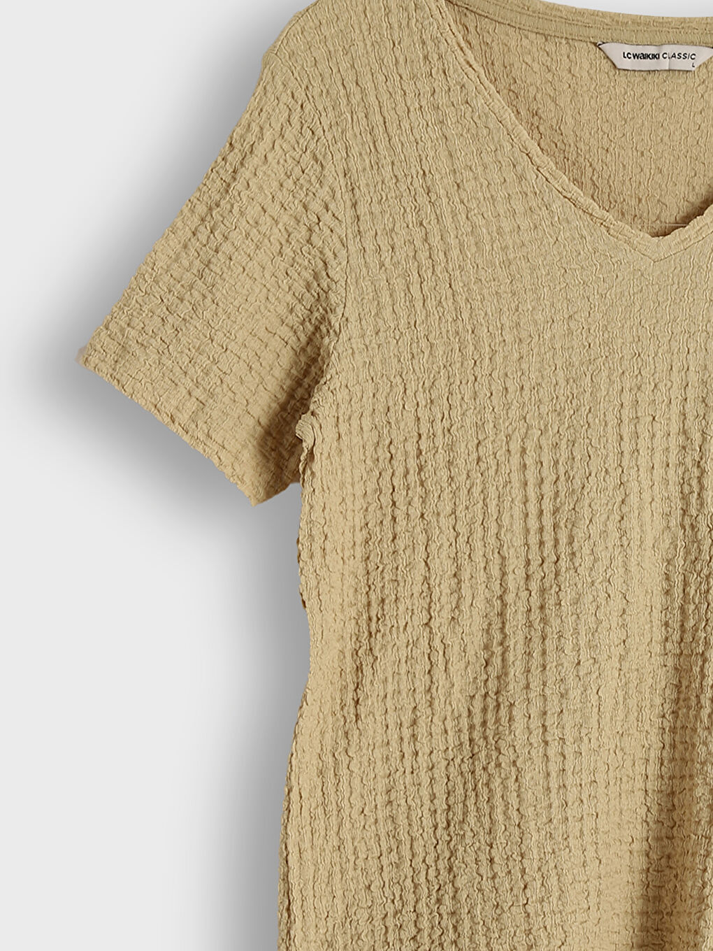 تيشيرت للسيدات بياقة على شكل حرف V ومزخرف-3