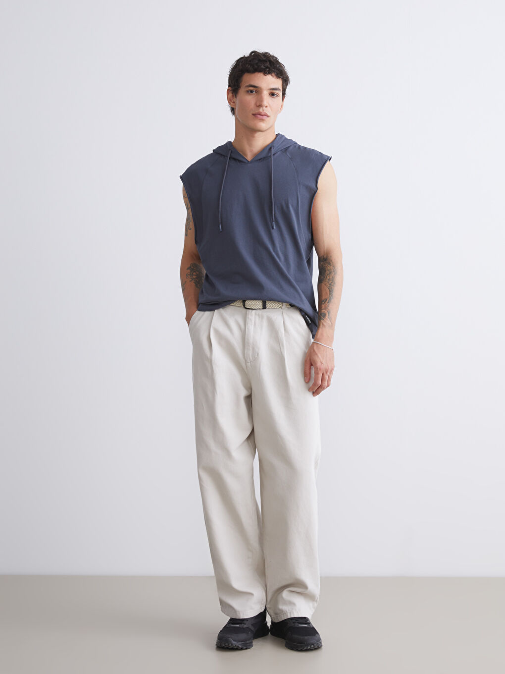 Antrasit Kapüşonlu Erkek Kolsuz Tişört-1