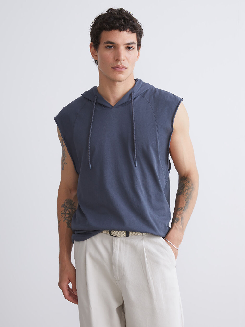 Antrasit Kapüşonlu Erkek Kolsuz Tişört-3