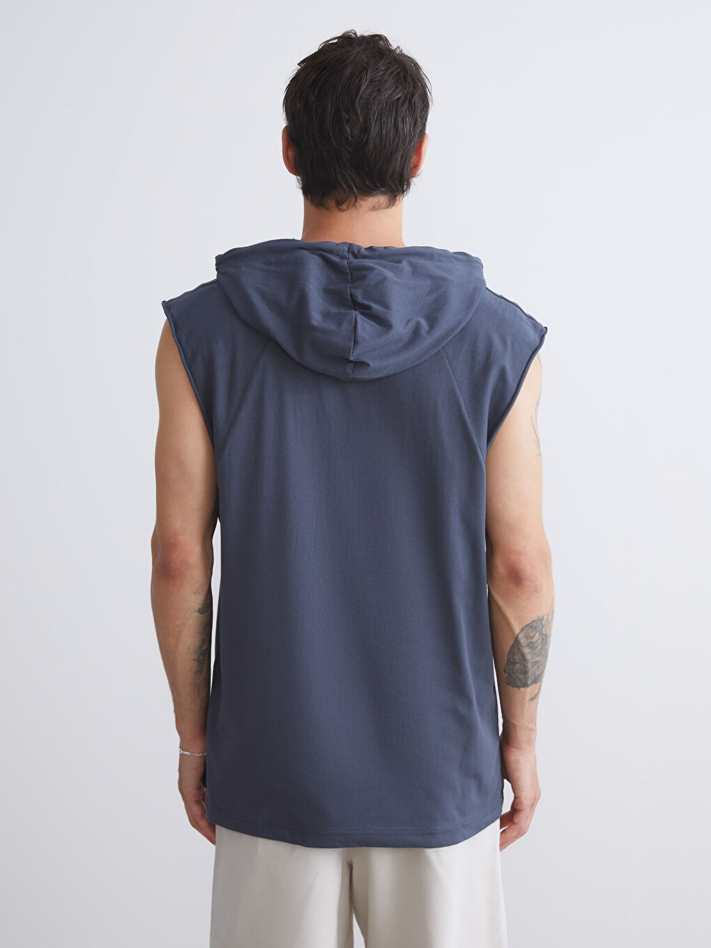 Antrasit Kapüşonlu Erkek Kolsuz Tişört-4