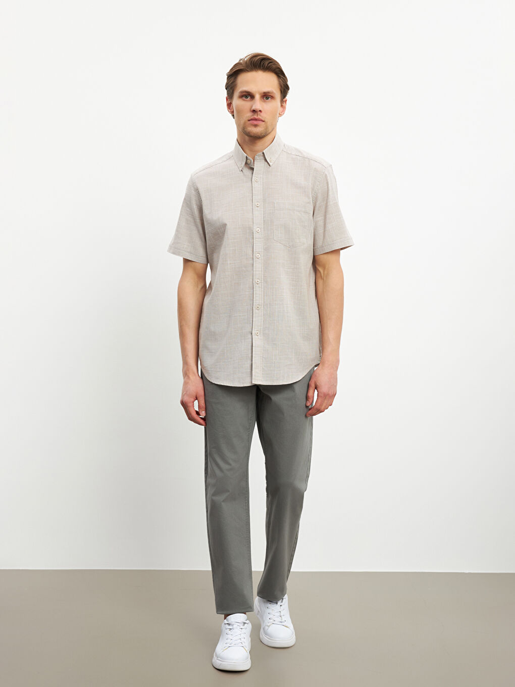 قميص بوبلين كم قصير بقصة عادية للرجال-3