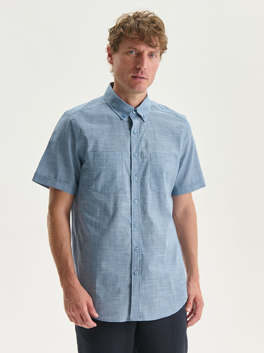 რეგულარული მორგება მოკლე სახელო პოპლინის მამაკაცის პერანგი