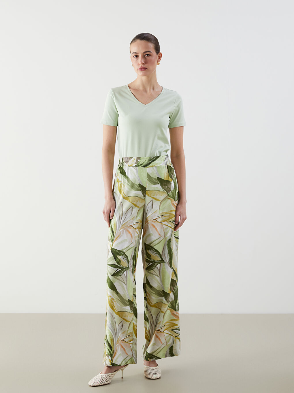 Женская футболка с V-образным вырезом-1