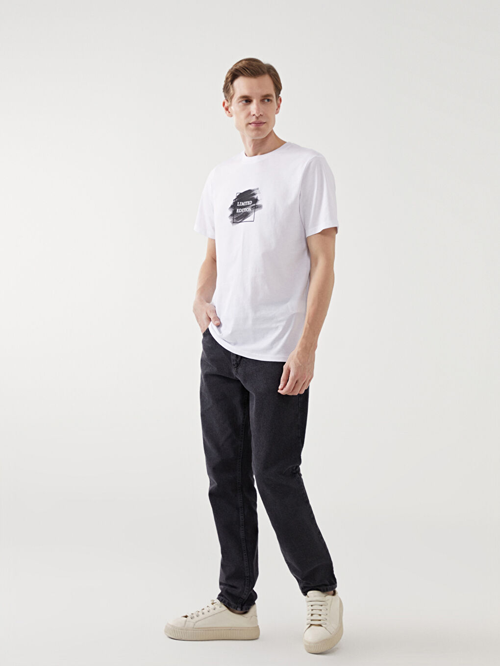 Beyaz Bisiklet Yaka Baskılı Erkek Tişört-1