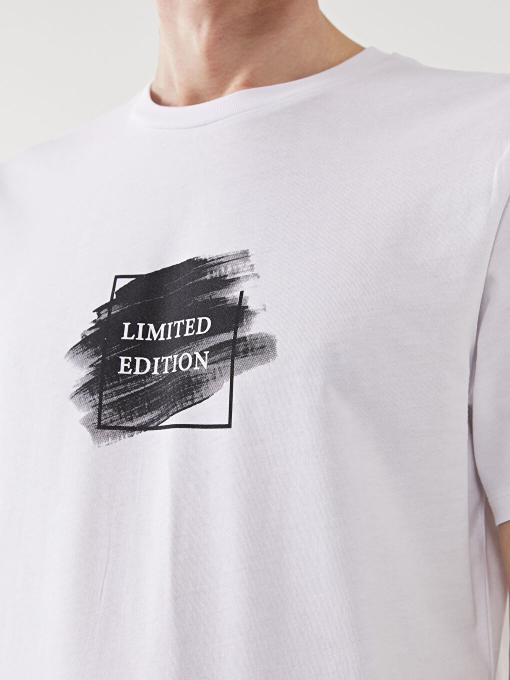 Beyaz Bisiklet Yaka Baskılı Erkek Tişört-2