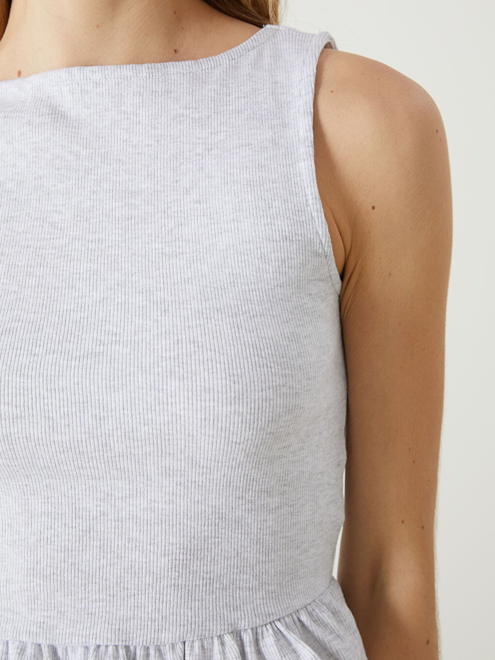 Gri Bisiklet Yaka Crop Kadın Atlet-2