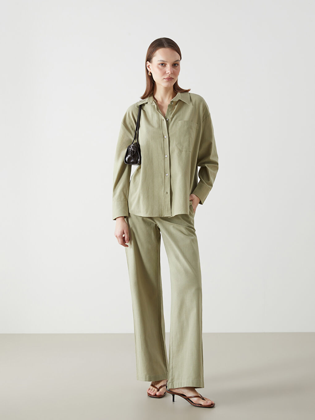 Haki Standart Fit Düz Keten Karışımlı Kadın Pantolon