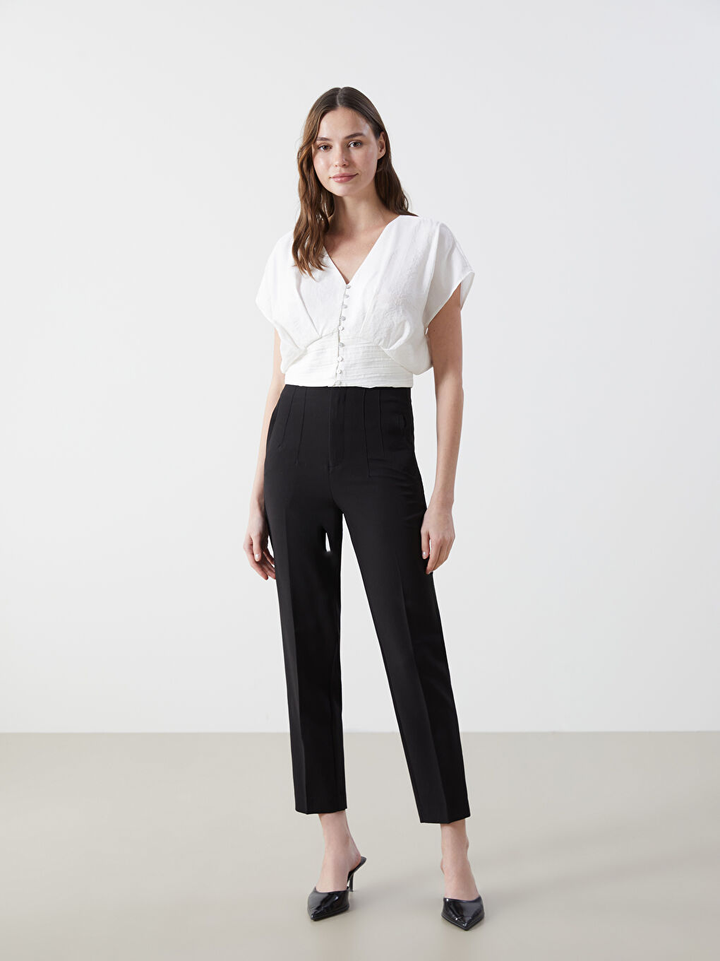 Ekru V Yaka Crop Kadın Bluz-1