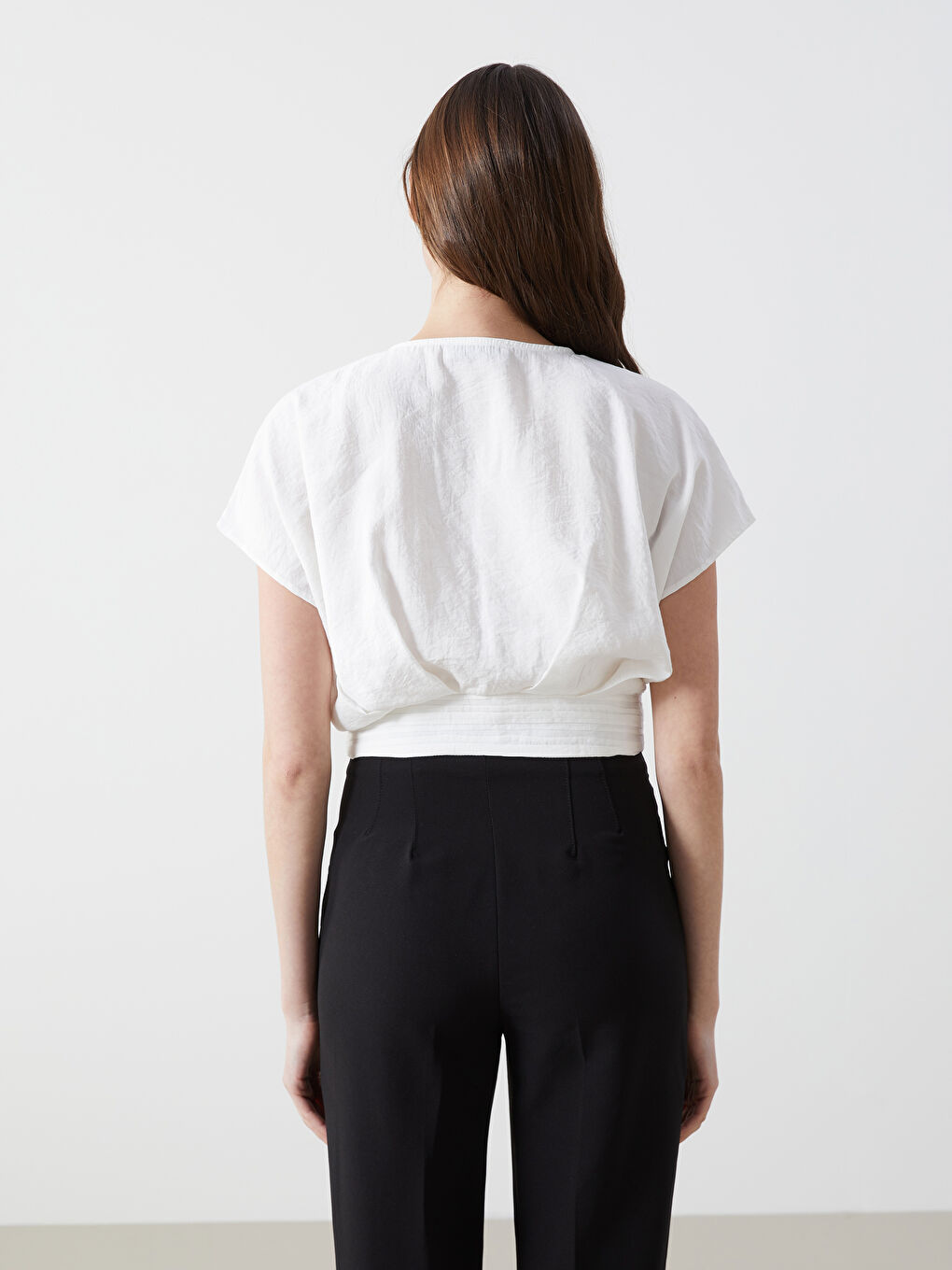 Ekru V Yaka Crop Kadın Bluz-3