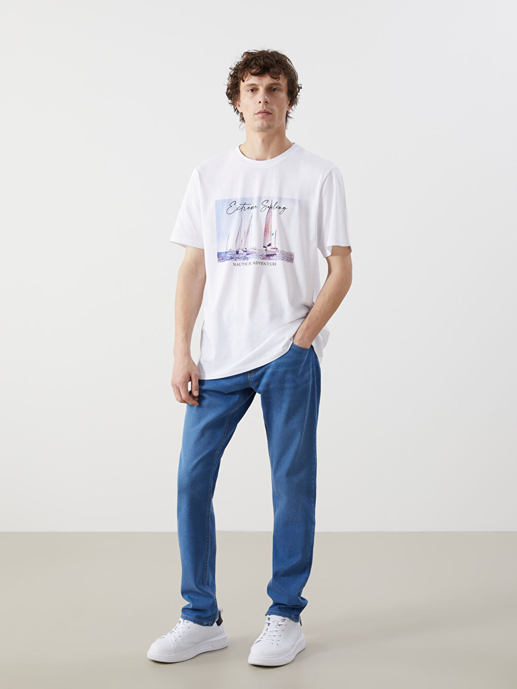 Beyaz Bisiklet Yaka Baskılı Erkek Tişört-1