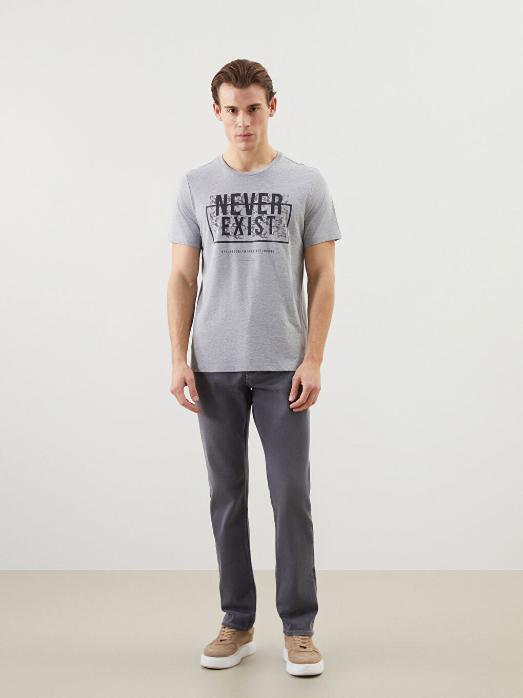 Gri Bisiklet Yaka Kısa Kollu Baskılı Erkek Tişört-1