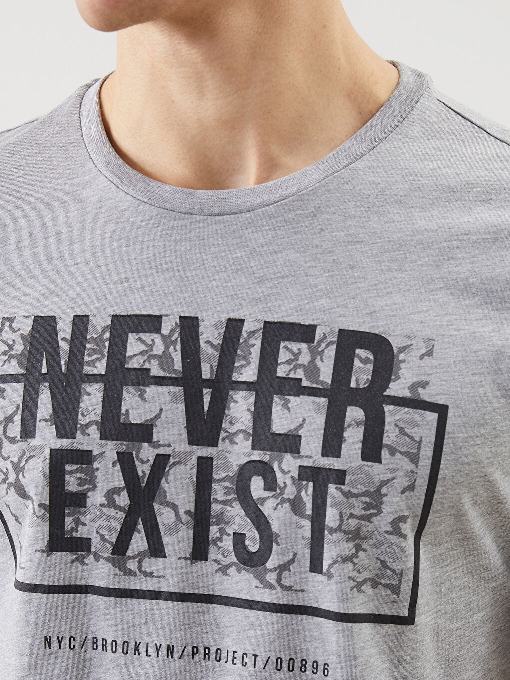 Gri Bisiklet Yaka Kısa Kollu Baskılı Erkek Tişört-2