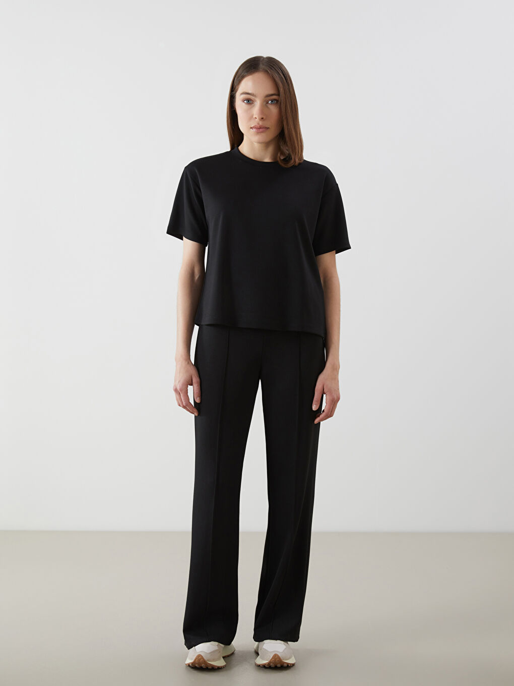 Siyah Bisiklet Yaka Kadın Tişört-1