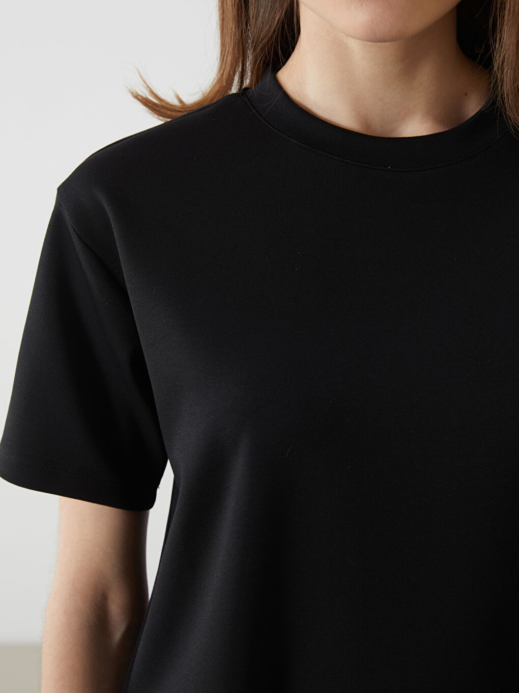 Siyah Bisiklet Yaka Kadın Tişört-2