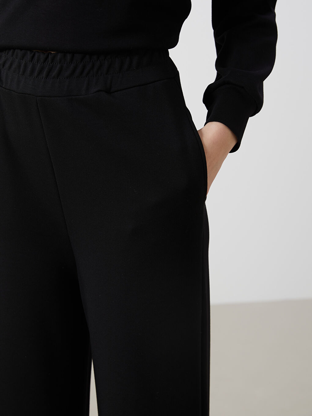 Siyah Beli Lastikli Geniş Paça Kadın Eşofman Altı-2