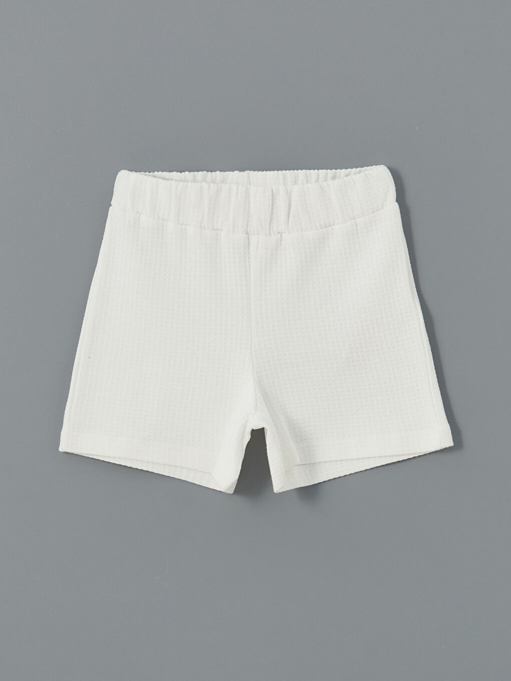 Beyaz Beli Lastikli Dokulu Kız Çocuk Şort