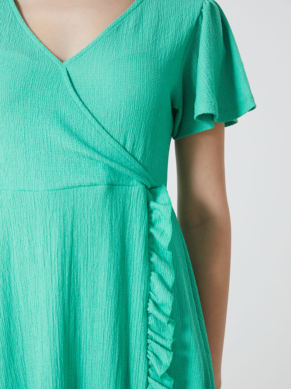 ქალი მწვანე კაბა-2