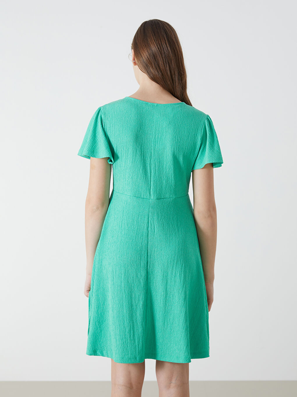 ქალი მწვანე კაბა-3