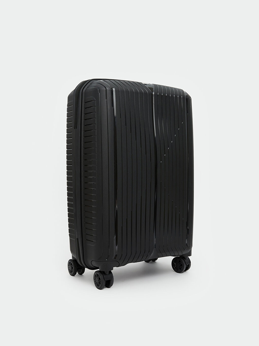 Siyah Kilit Detaylı Orta Boy Valiz