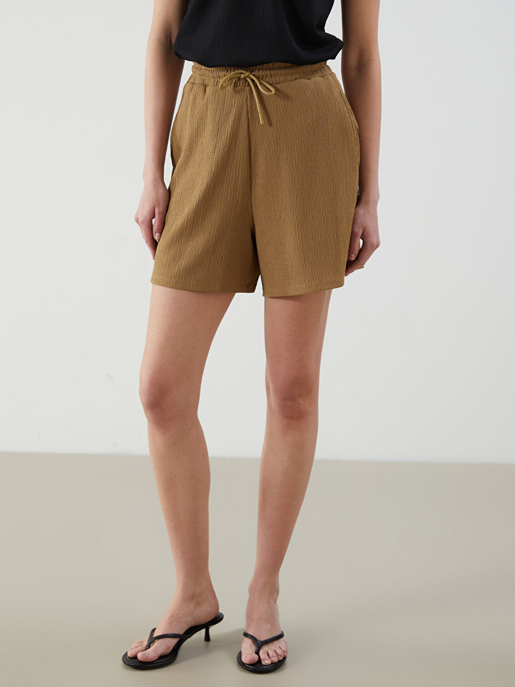 Sarı Beli Lastikli Dokulu Kadın Şort-2