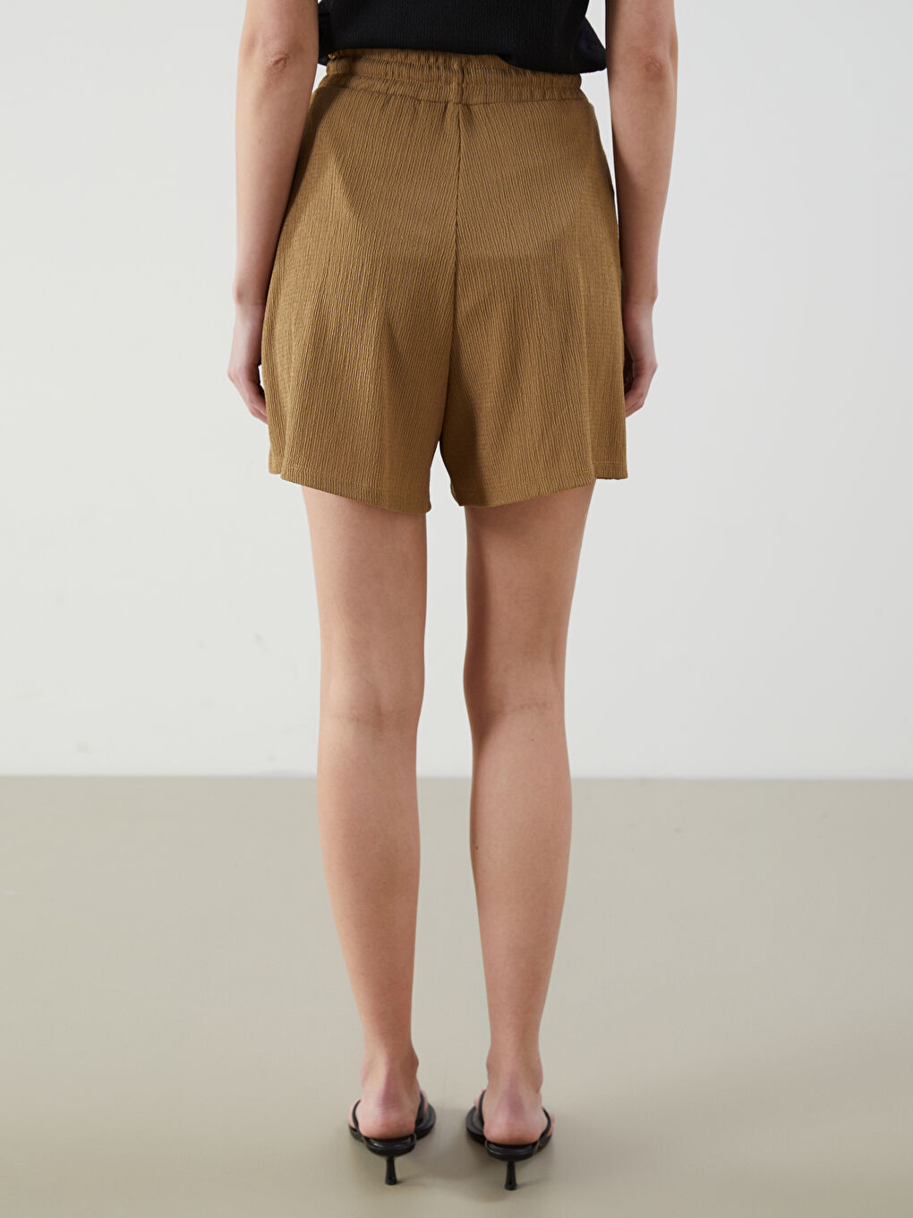 Sarı Beli Lastikli Dokulu Kadın Şort-4