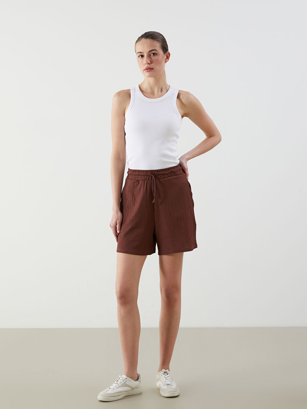 Kahverengi Beli Lastikli Dokulu Kadın Şort