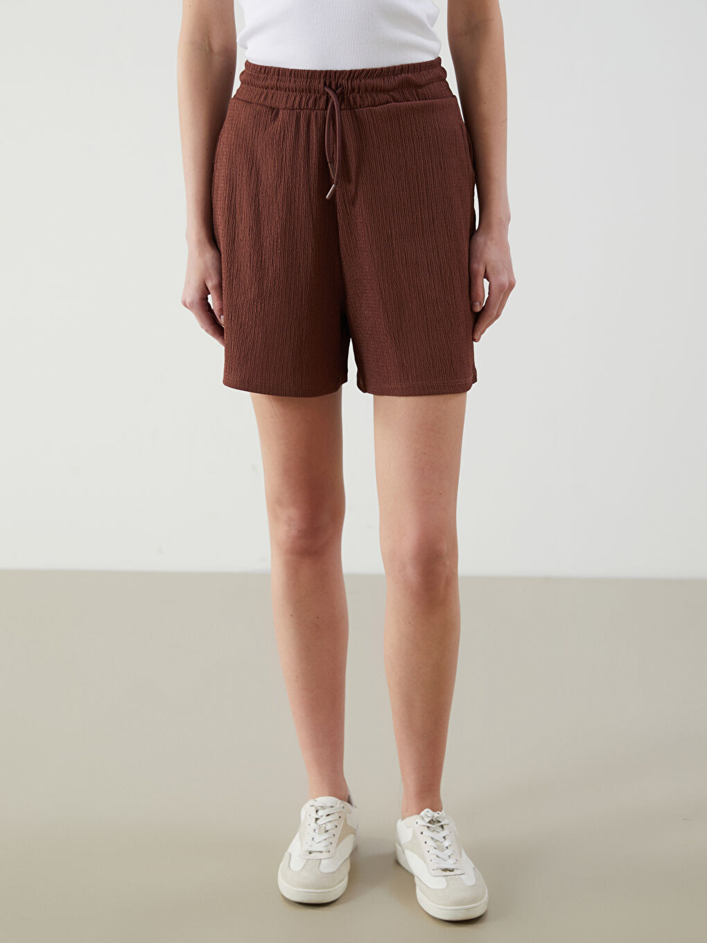 Kahverengi Beli Lastikli Dokulu Kadın Şort-1