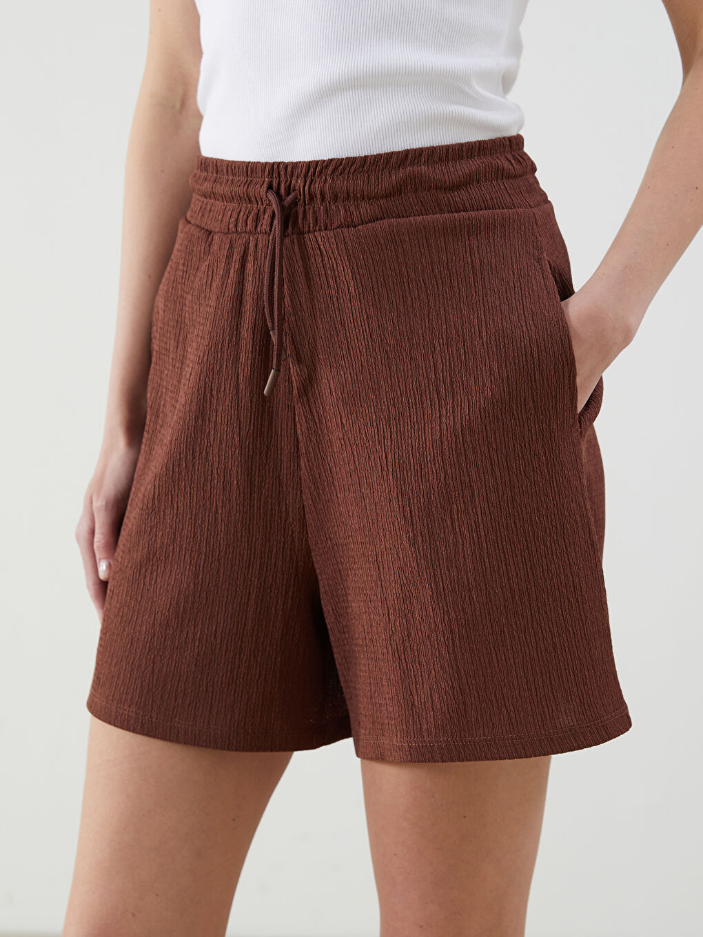 Kahverengi Beli Lastikli Dokulu Kadın Şort-2