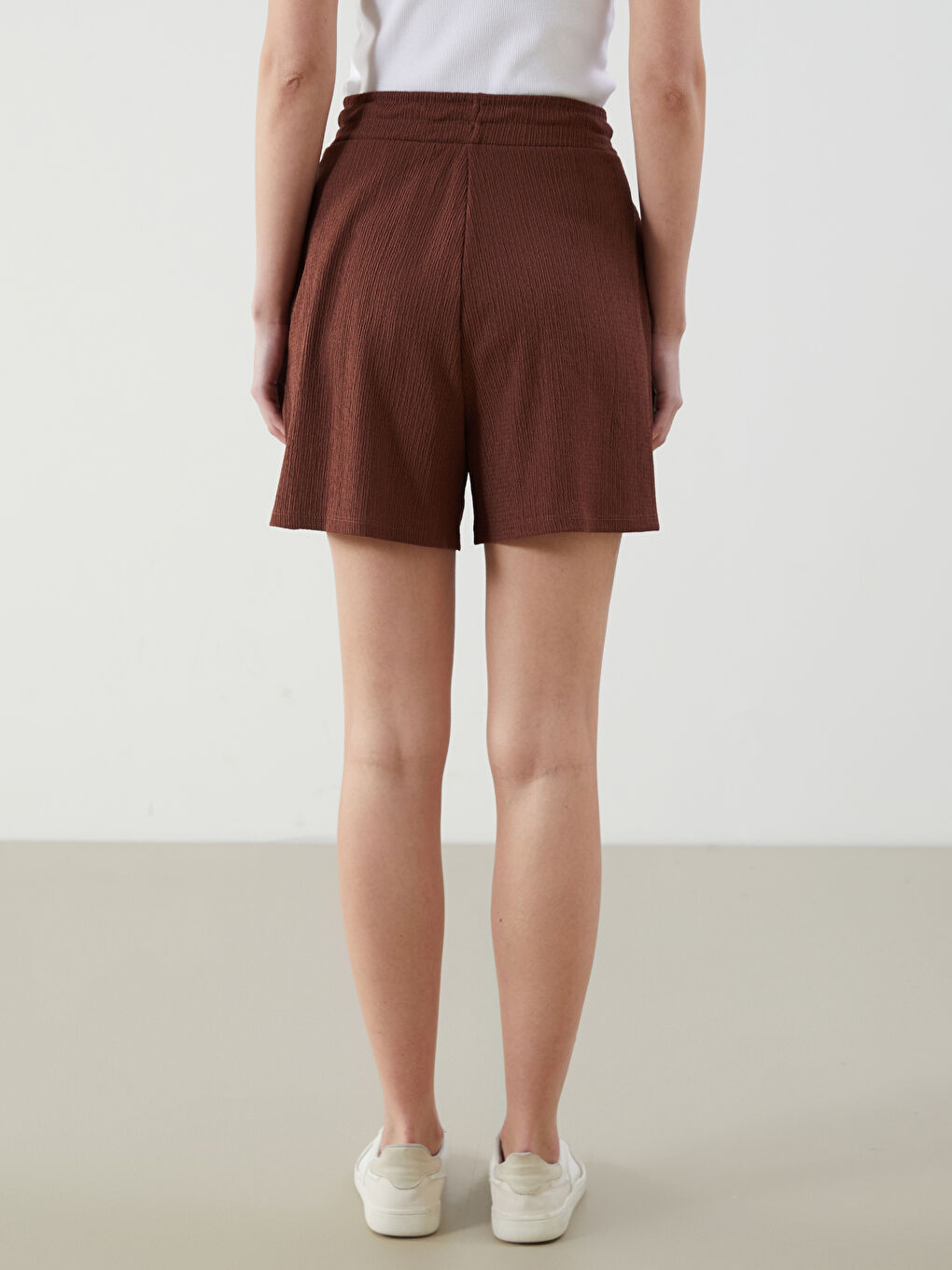 Kahverengi Beli Lastikli Dokulu Kadın Şort-3