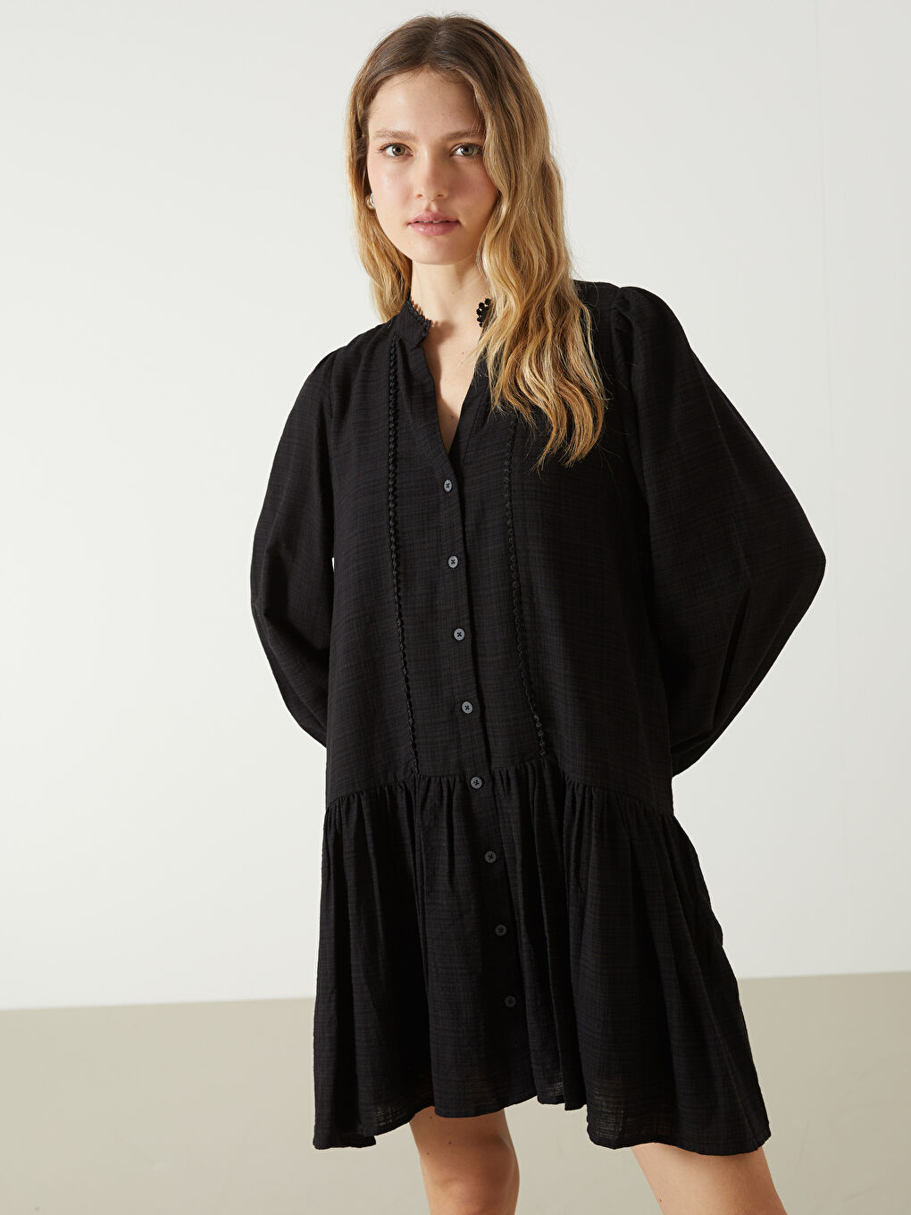 Siyah Kaçık Yaka Nakışlı Poplin Kadın Gömlek Elbise-1