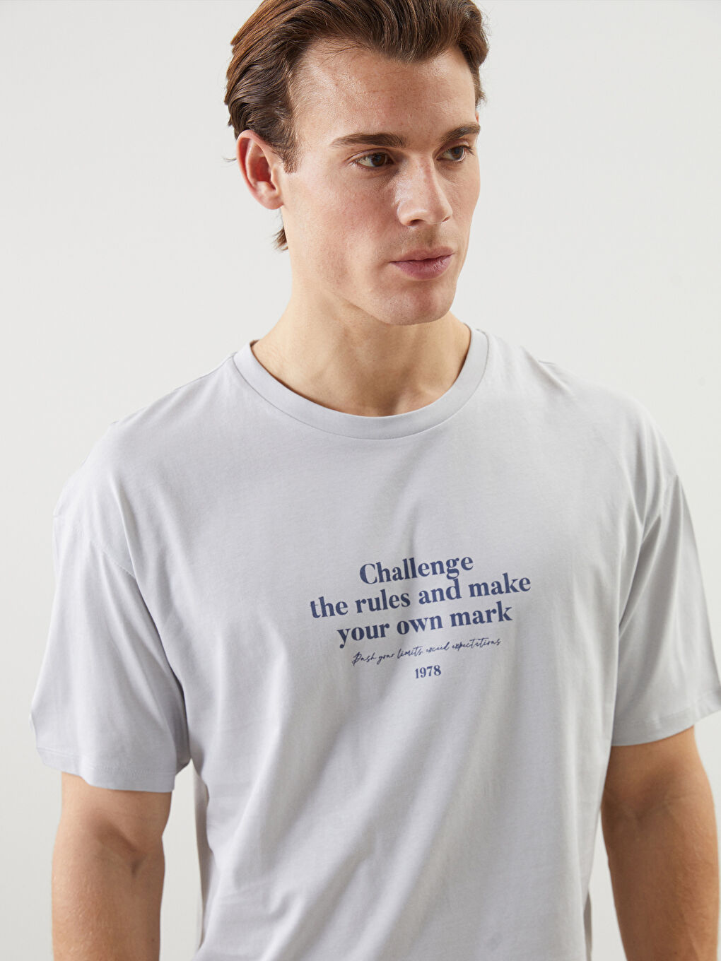 Gri Bisiklet Yaka Kısa Kollu Baskılı Penye Erkek Tişört