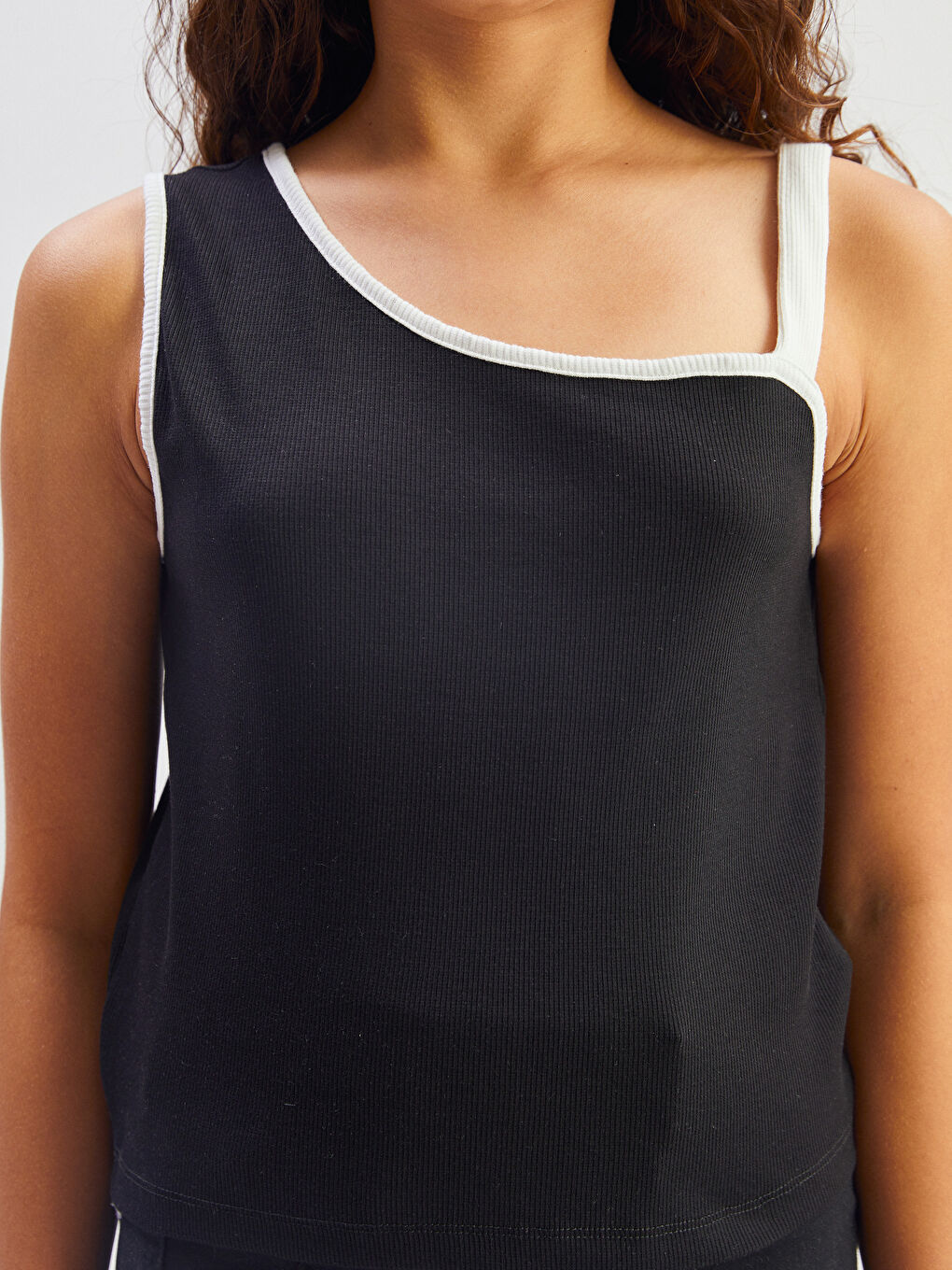 Siyah Asimetrik Yaka Kız Çocuk Crop Atlet-3